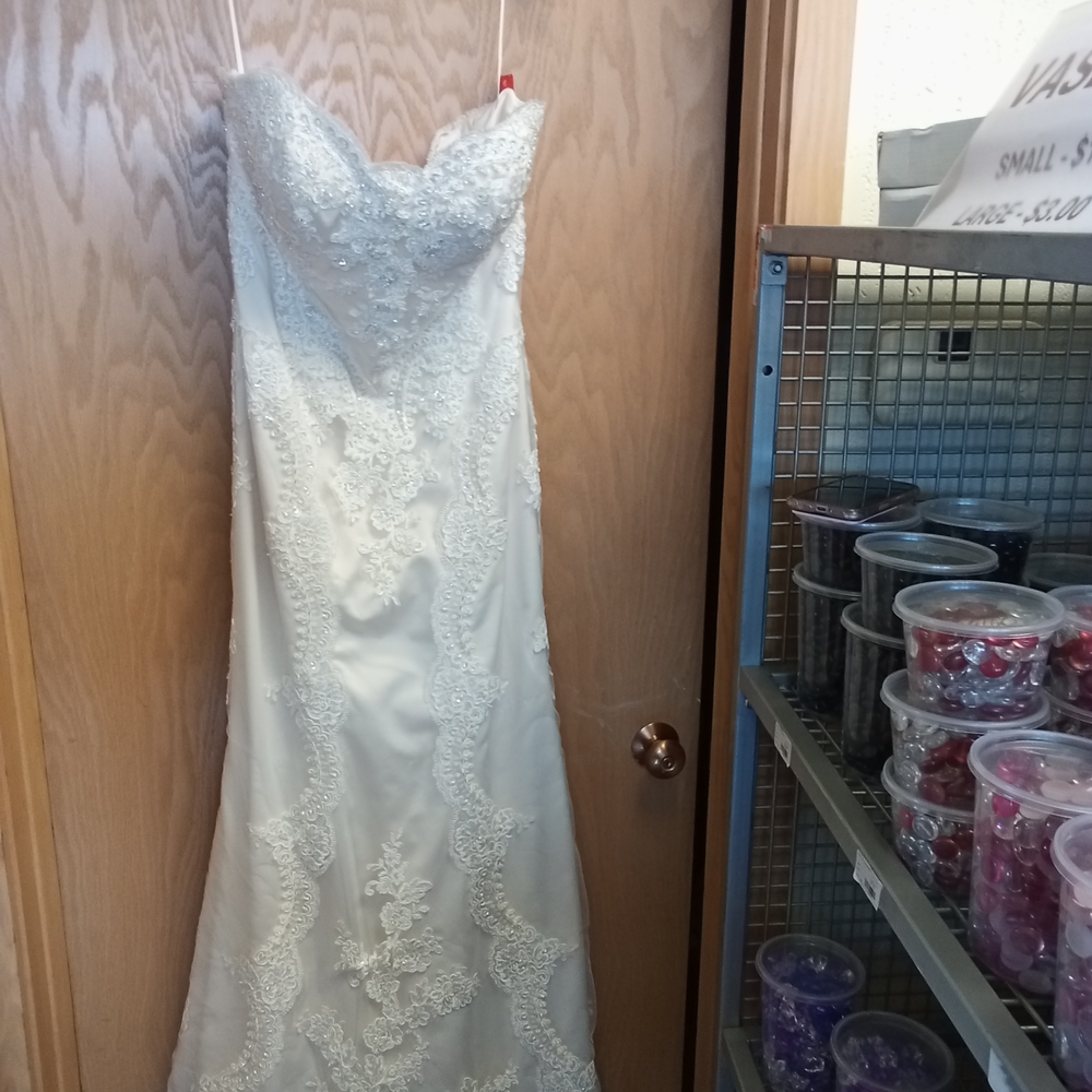 BRAND NEW OFF RACK asablanca Wedding Dress Size 16